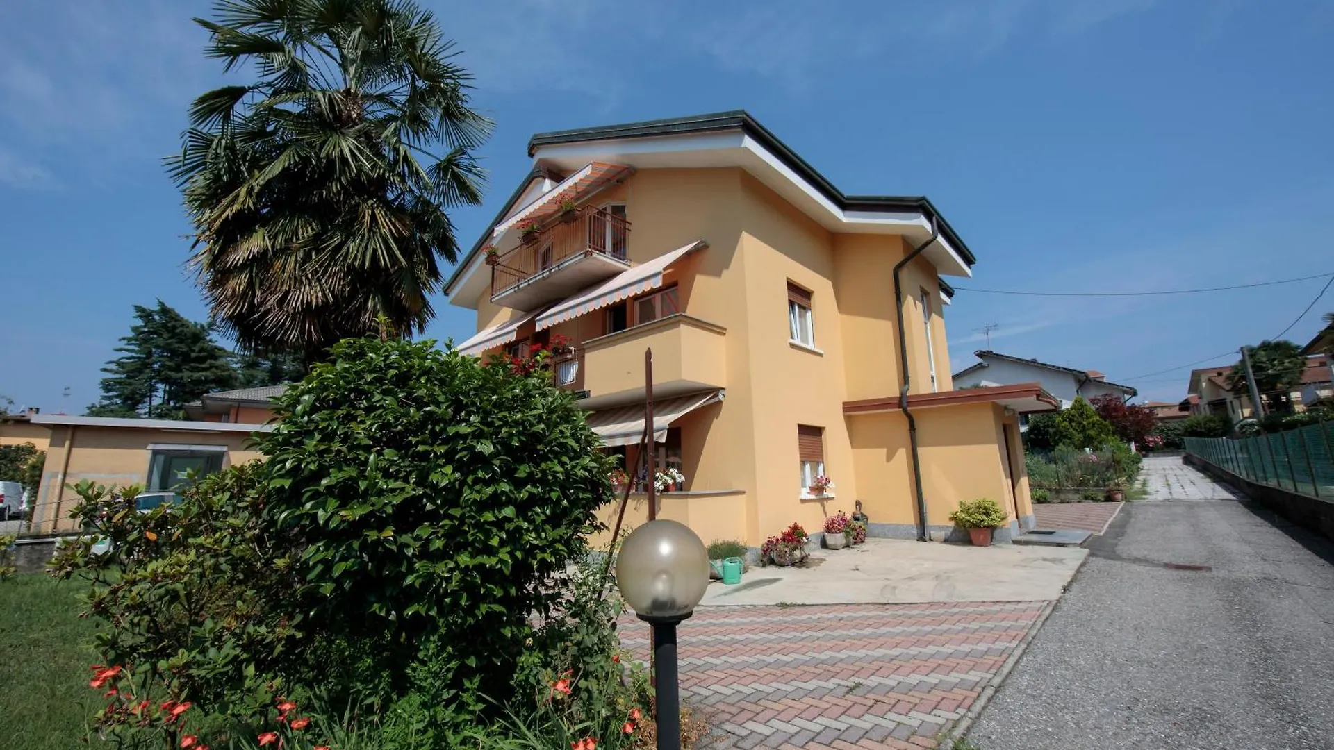 Silver Lake Apartment Angera 0*,